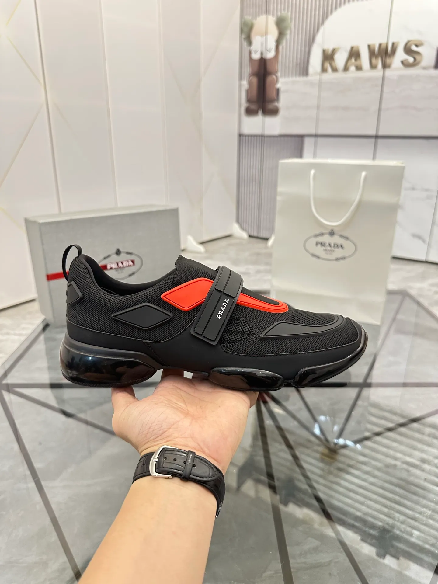 Men's shoes: 💰P500¥ High-end top quality Product trademark: Prada *"Prada*" low-top casual shoes Regular size: 38-45 (can be customized to 46) One size larger Product materials: imported breathable fly weave upper, professional glue-making process, breathable lining, cowhide foot pads, original outsole. No.: 001